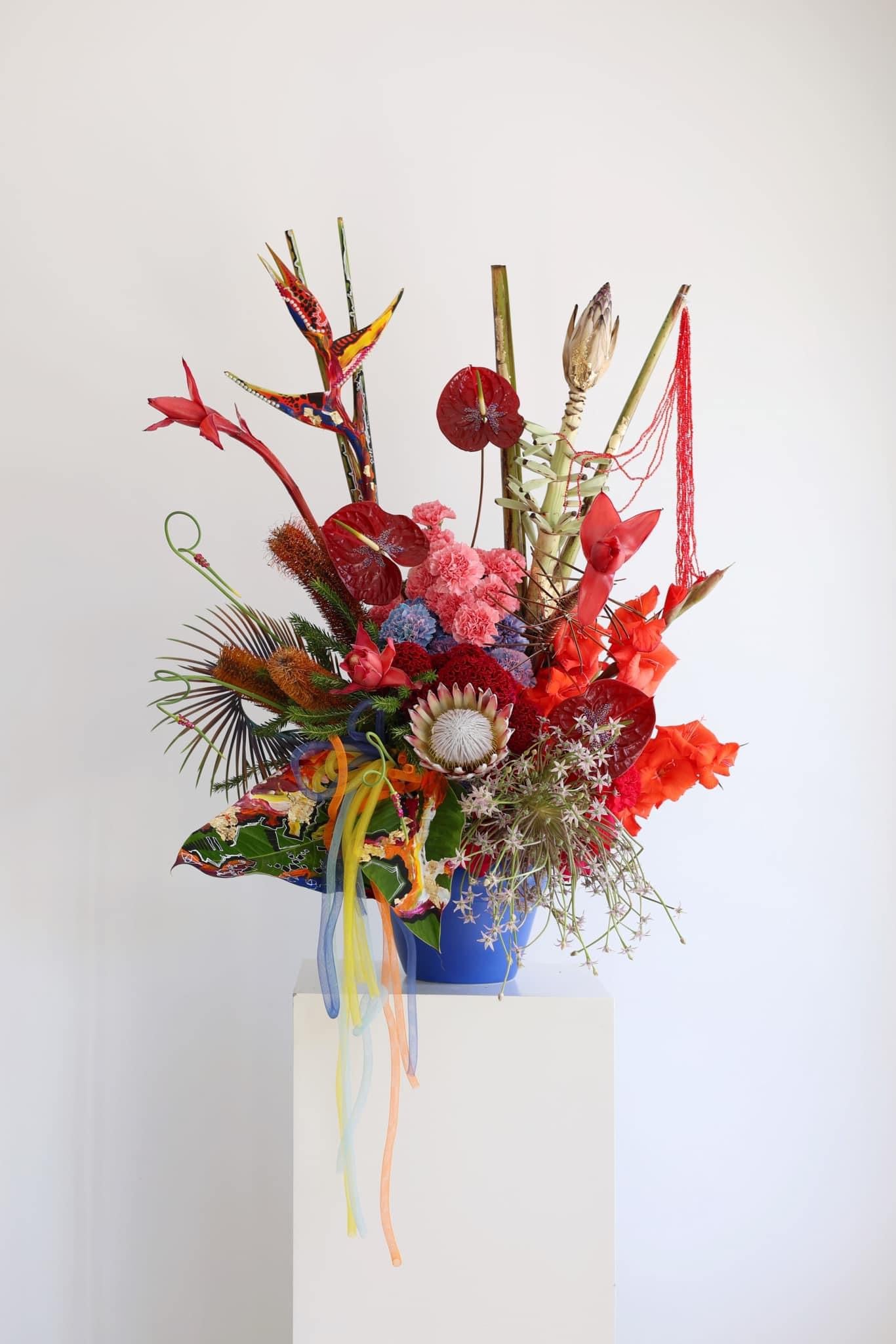 CAFÉ TERRACE AT NIGHT - VASE ARRANGEMENT