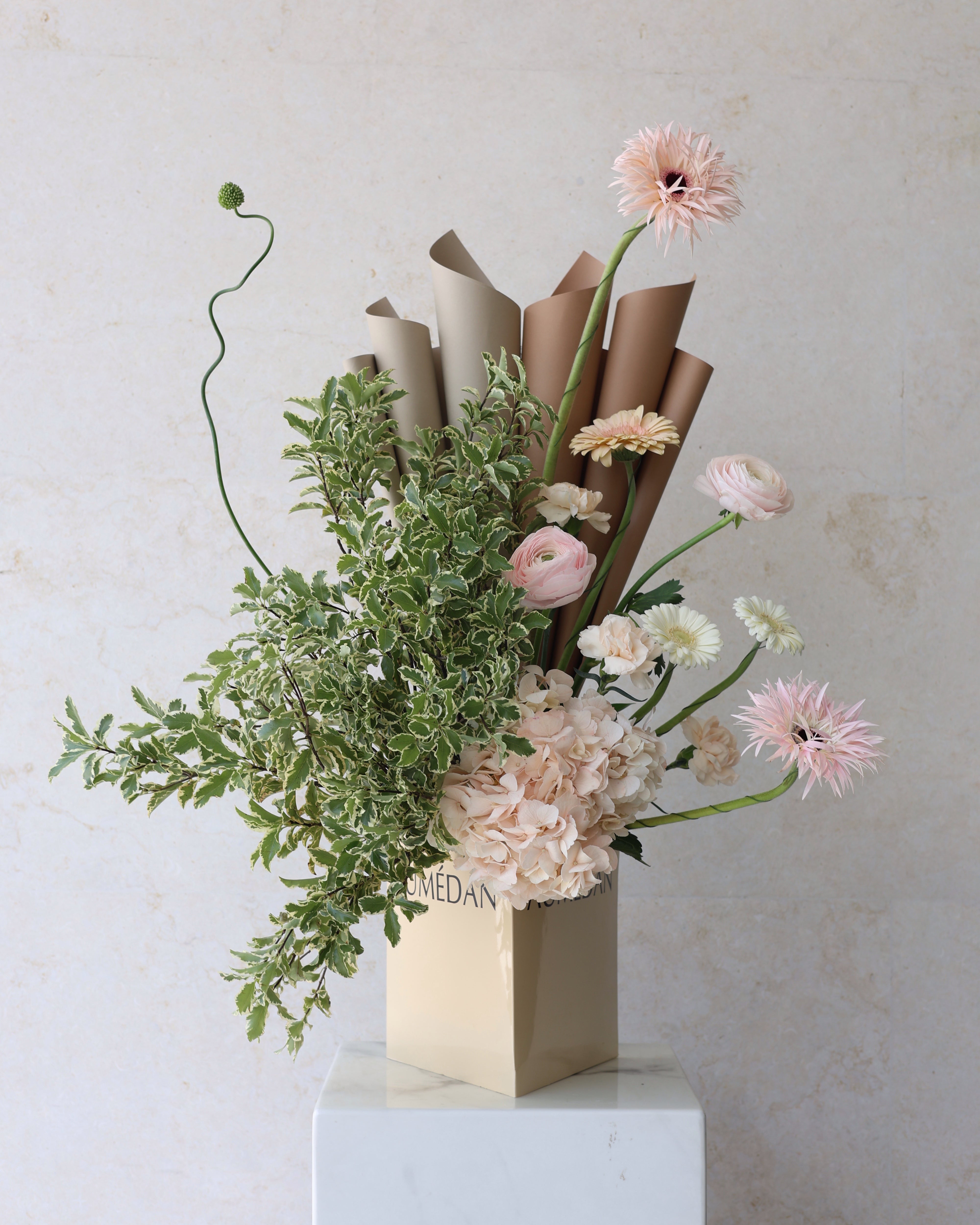 CONCRETE OMBRÉ - TRITOTE BAG ARRANGEMENT