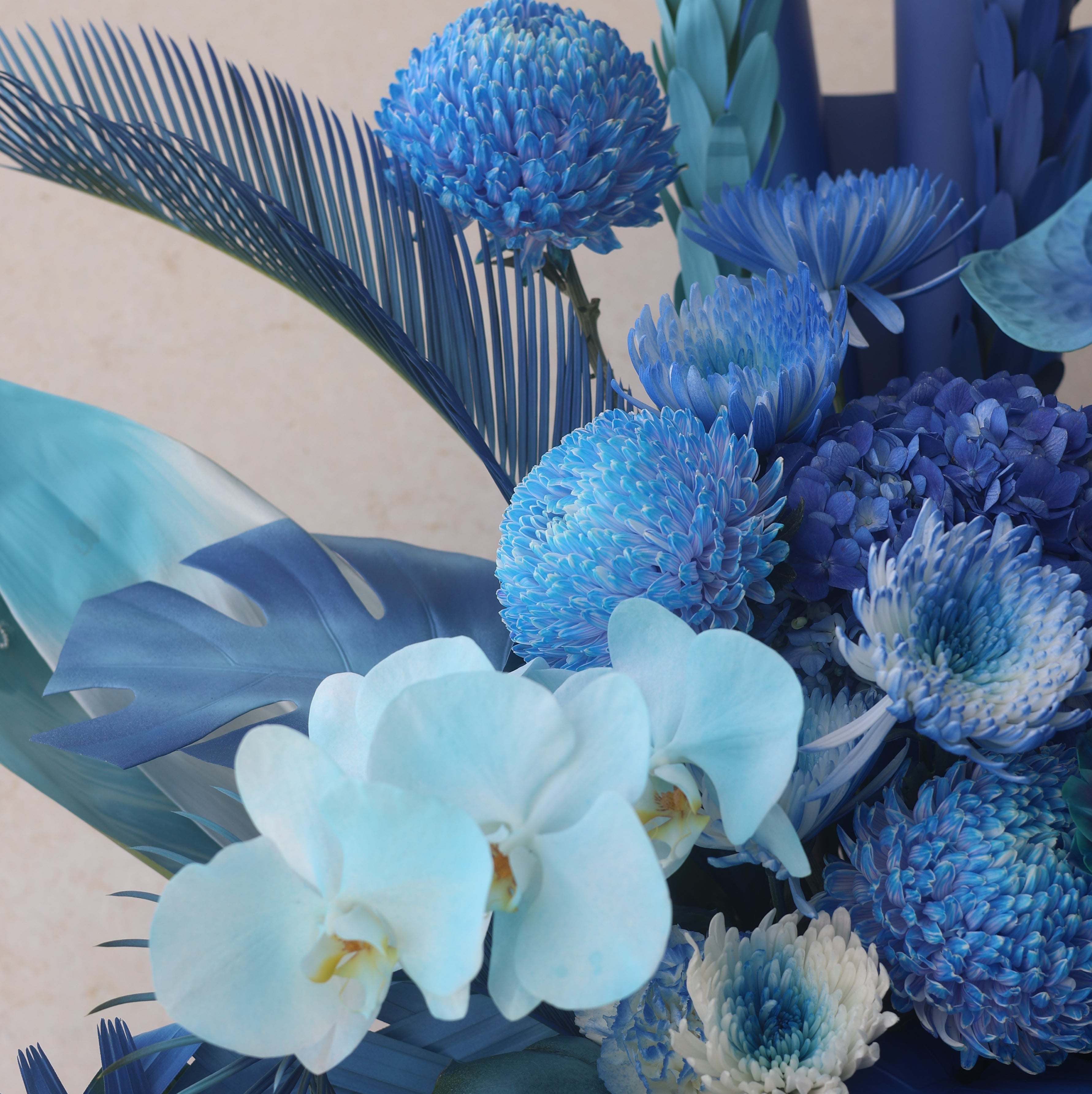 BETWEEN THE SKIES - VASE ARRANGEMENT