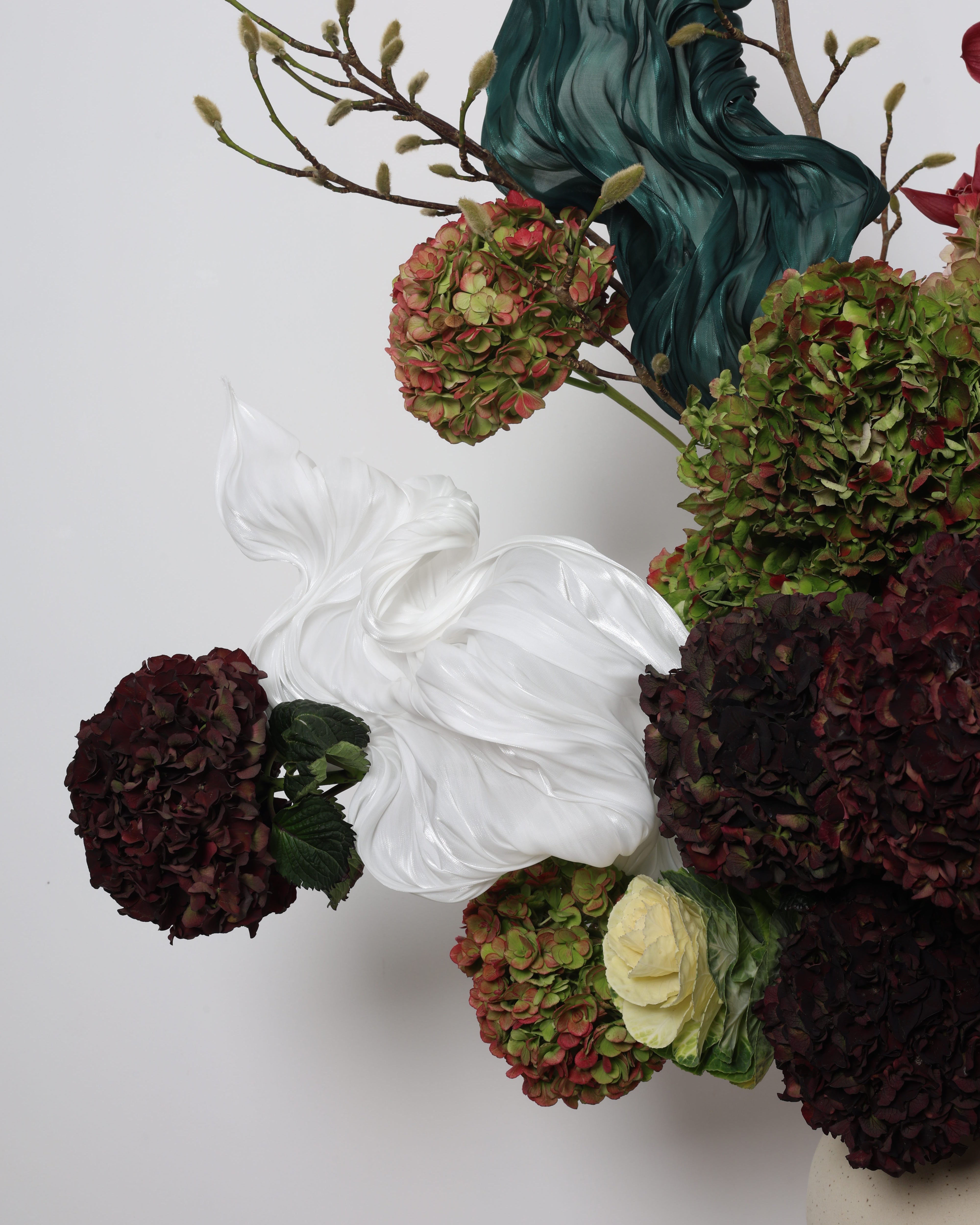 falcon's majesty - VASE ARRANGEMENT