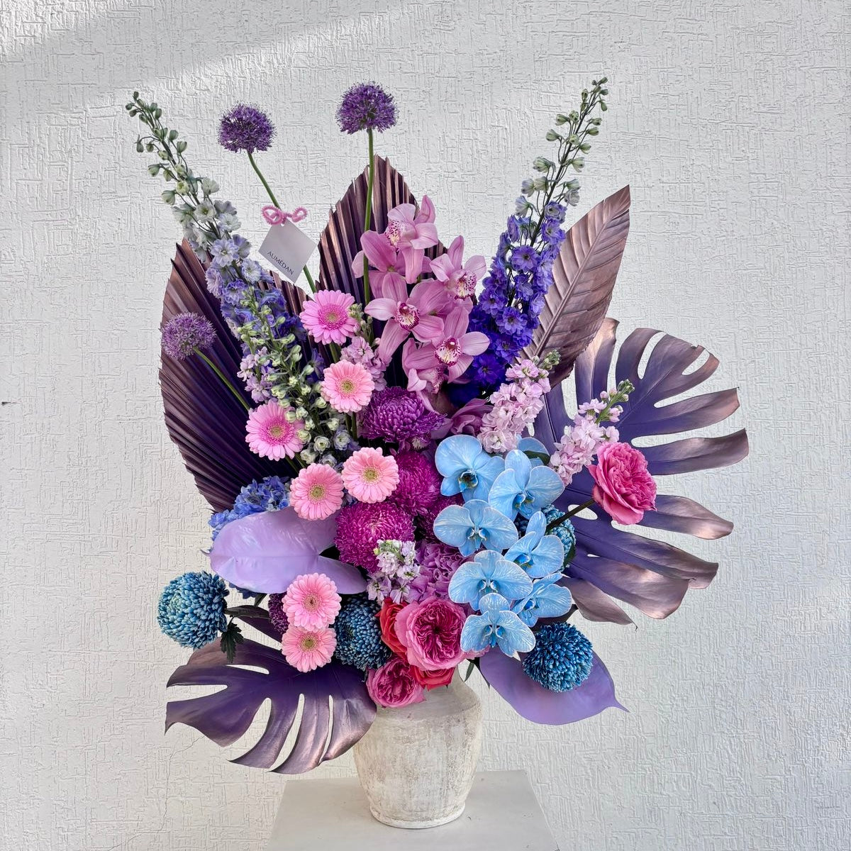 CONTRAST CHIC - VASE ARRANGEMENT